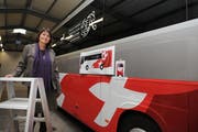 Brigitte Heggli, Geschäftsführerin der Firma Heggli, bei dem neuen Bus, der jetzt hergerichtet wird. (Bild Boris Bürgisser/Neue LZ)