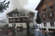Aus dem Wohnhaus dringt dichter Qualm. (Bild: Kantonspolizei Obwalden)