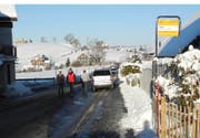 Kein Durchkommen auf dem Trottoir: parkierte Autos in Einsiedeln am vergangenen Sonntag. (Bild Kantonspolizei Schwyz)