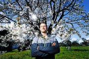 Zuversichtlich und zufrieden: Pirmin Reichmuth posiert auf dem Grundstück seines Elternhauses in Cham. (Bild Stefan Kaiser)