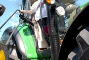 Der Junge fiel am Montagnachmittag aus noch ungeklärten Gründen vom Traktor. (Bild: Archiv / Neue LZ)