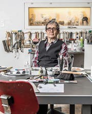 Geordnetes Chaos: Hansjürg Buchmeier in seinem Atelier. (Bild: Nadja Schärli (Emmen, 27. Dezember 2017))