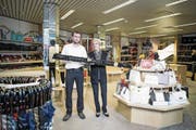 Benno Hägeli, Urenkel des Firmengründers, mit seiner Mutter Margrith im Laden in der Buobenmatt-Passage. (Bild: Manuela Jans-Koch (Luzern, 5. Oktober 2017))