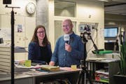 «Zentralschweiz am Sonntag»: Leiter Dominik Buholzer und Lena Berger, Leiterin Regionales. (Bild: Dominik Wunderli)