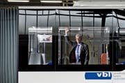VBL-Direktor Norbert Schmassmann in einem der VBL-Busse. (Bild: Pius Amrein/LZ (Luzern, 20. Mai 2015))