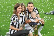 Stephan Lichtsteiner bei der diesjährigen Meisterfeier von Juventus Turin mit Ehefrau Manuela, Tochter Kim und Sohn Noe. (Bild: EQ)