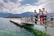 Sie wollen aus Wasser Wärme gewinnen: Thomas Lottenbach, Präsident Korporation Weggis (links), Verwalter Josef Küttel und Säckelmeisterin Monika Hofmann auf dem Steg beim Weggiser Hotel Du Lac. (Bild Philipp Schmidli)