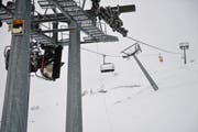 Geknickt: Mast Nummer 17 des Sessellifts Turren-Schönbüel. (Bild: Corinne Glanzmann/Neue)