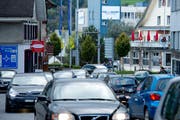 Der tägliche Stau am Feierabend ist in Hochdorf garantiert. (Bild: Dominik Wunderli (Neue LZ))