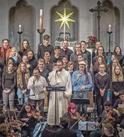 Der Araber Wael Sami Elkholy, Pater Benedikt Locher vom Kloster Einsiedeln und der Israeli Omer Nevo beim gemeinsamen Auftritt mit Chor und Orchester der Kanti Reussbühl. (Bild: Pius Amrein (Reussbühl, 14.12. 2017))