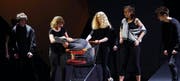 Das Kantitheater probt das Stück «Trust». (Bild: Werner Schelbert (5. April 2017))