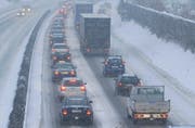 Bis nach Stans und weiter staute sich am Morgen der Verkehr auf der A2. (Bild Oliver Mattmann/Neue NZ)