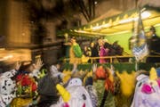 Momentaufnahme von der Wey-Tagwache auf dem Kapellplatz am Güdismontagmorgen. (Bild: Boris Bürgisser (Luzern, 12. Februar 2018))