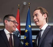 FPÖ-Chef Heinz-Christian Strache (links) und Europas jüngster Regierungschef, Sebastian Kurz (ÖVP). (Bild: Christian Bruna/EPA (Wien, 16. Dezember 2017))