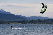 Der Kanton Zug geht einen grossen Schritt auf die Kitesurfer zu. Neu soll die Sportart im See erlaubt sein. (Bild Stefan Kaiser)