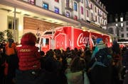 Gross und Klein versammeln sich rund um den amerikanischen Coca-Cola-Truck. (Bild: Stefanie Nopper / luzernerzeitung.ch)