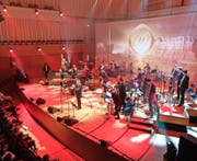 Christoph Walter und der Wilde Westen. Die Entertainment-Gala gab sich weltgewandt und farbenfroh. (Bild: Roger Grütter)