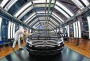 Ein VW-Fahrzeug wird in der Fabrik «Die gläserne Manufaktur» inspiziert. (Bild: Arno Burgi/EPA)