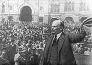 Oktober 1917: Während der Russischen Revolution wundet sich Lenin an die Menge auf dem Roten Platz in Moskau. (Bild: Photo by Universal History Archive/Getty Images))