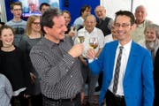 Ruedi Mazenauer, neuer Gemeinderat in Ebikon (rechts) und René Friedrich, Präsident der FDP Ebikon, stossen auf das Wahlergebnis an. (Bild: Philipp Schmidli (Ebikon, 4. März 2018))