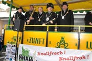 Die «Fasnachtsmeister» auf der Wagenbühne nach der Interview-Runde. (Bild: Heinz Steimann)
