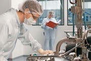 Die Herstellung von Entresto könnte sich für Novartis finanziell auszahlen. Hier ein Bild aus der Produktionsstätte des Basler Pharmakonzerns. (Bild: PD)