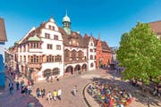 Südliches Lebensgefühl auf dem Platz vor dem Rathaus.