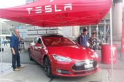 Stand von Tesla auf dem Bahnhofplatz in Luzern. (Bild Martina Medic)