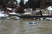 Das Auto in der Kleinen Emme bei Wolhusen. (Bild: Luzerner Polizei)