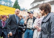 Alain Berset mischt sich im Abstimmungskampf unter die Bevölkerung. (Bild: Nadia Schärli (Stans, 12. August 2017))