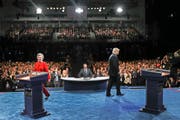 Die US-Präsidentschaftskandidaten Hillary Clinton und Donald Trump begeben sich vor der TV-Debatte an ihre Podien. (Bild: Joe Raedle/AP)