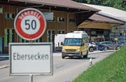 Vom Postauto der Linie 91 – hier ausgangs Dorf Ebersecken – profitieren heute vor allem Oberstufenschüler. (Bild: Corinne Glanzmann)