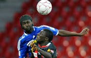 Matar Coly (Neuchâtel Xamax) und Boubacar Diarra (FC Luzern) kämpfen um dem Ball. (Bild Keystone)