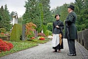 Die Schauspieler Irene Weber und Peter Schmid bei der gestrigen Probe zur szenischen Führung «Wie man sich bettet ...» auf dem Stadtluzerner Friedhof Friedental. (Bild: Corinne Glanzmann)