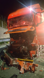 Eines der am Unfall beteiligten Sattelschlepper. (Bild: Kantonspolizei Uri)