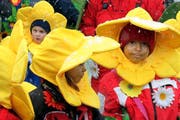 «Auf der Blumenwiese» war das Motto der diesjährigen Kinderfasnacht in Sachseln. (Bild: Marion Wannemacher / Neue OZ)