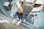 Die Restauratoren Liselotte Wechsler und Christian Marty montieren die neuen Magnete am Panoramabild. (Bild: Pius Amrein (Luzern, 17. Januar 2017))