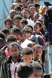 Afrikanische Flüchtlinge bei der Ankunft in Italien. (Bild: Adriana Sapone/AP (9. Mai 2015))