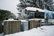 Der VBL-Bus geriet im Schneetreiben ins Rutschen und blieb in einem Zaun stecken. (Bild: Luzerner Polizei)