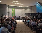 Der Chor Xang, die Zuger Big Band und die Sopranistin Eveline Suter begeistern das Publikum in der St.-Johannes-Kirche in Zug. (Bild: Christian H. Hildebrand (24. Juni 2017))