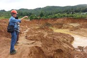 Der Forscher Adolf Peretti bei geologischer Feldarbeit in Mogok in Burma. (Bild: PD)