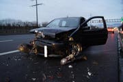 Das massive beschädigte Auto auf der A4 bei Cham. (Bild: Zuger Polizei)