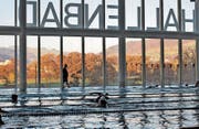 Das Hallenbad Allmend ist bei vielen beliebt: Hier trainiert der Schwimmklub Luzern. (Bild: Nadia Schärli (Luzern, 5. November 2015))