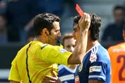 Luzerns Dario Lezcano, rechts, attackiert am 13. September Schiedsrichter Fedayi San im Super League Spiel zwischen dem FCL und GC Zürich. (Bild: Philipp Schmidli / Neue LZ)