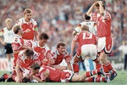 Sie konnten es selber kaum fassen: So feierten die Dänen den EM-Titel von 1992. (Bild: Shaun Botterill/Getty (Göteborg, 26. Juni 1992))