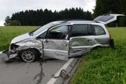 Das Auto wurde beim Unfall stark beschädigt. (Bild: Luzerner Polizei)