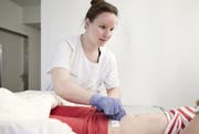 Die angehende Pflegefachfrau HF, Chantal Arnold, bei einem Verbandswechsel nach einer Blinddarmoperation. (Bild Manuela Jans)