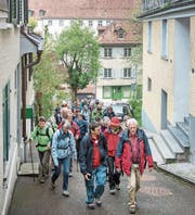 Die Pilgergruppe bricht in St. Gallen auf die Reise nach Rom auf. (Bild: Urs Bucher/St. Galler Tagblatt (2. Mai 2016))