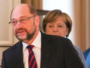 Wer geht als Sieger aus den Koalitionsverhandlungen in Berlin? SPD-Chef Schulz darf vor allem die Jusos nicht enttäuschen, sonst segnen die die Ergebnisse der Verhandlungen mit der Union zur Bildung einer neuen deutschen Regierung nicht ab. Im Hintergrund Bundeskanzlerin und CDU-Parteichefin Merkel. (Bild: KEYSTONE/EPA/OMER MESSINGER)