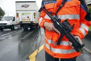 Schwer bewaffnet suchte die Polizei am 12. September nach einem Verdächtigen. (Bild: Keystone)